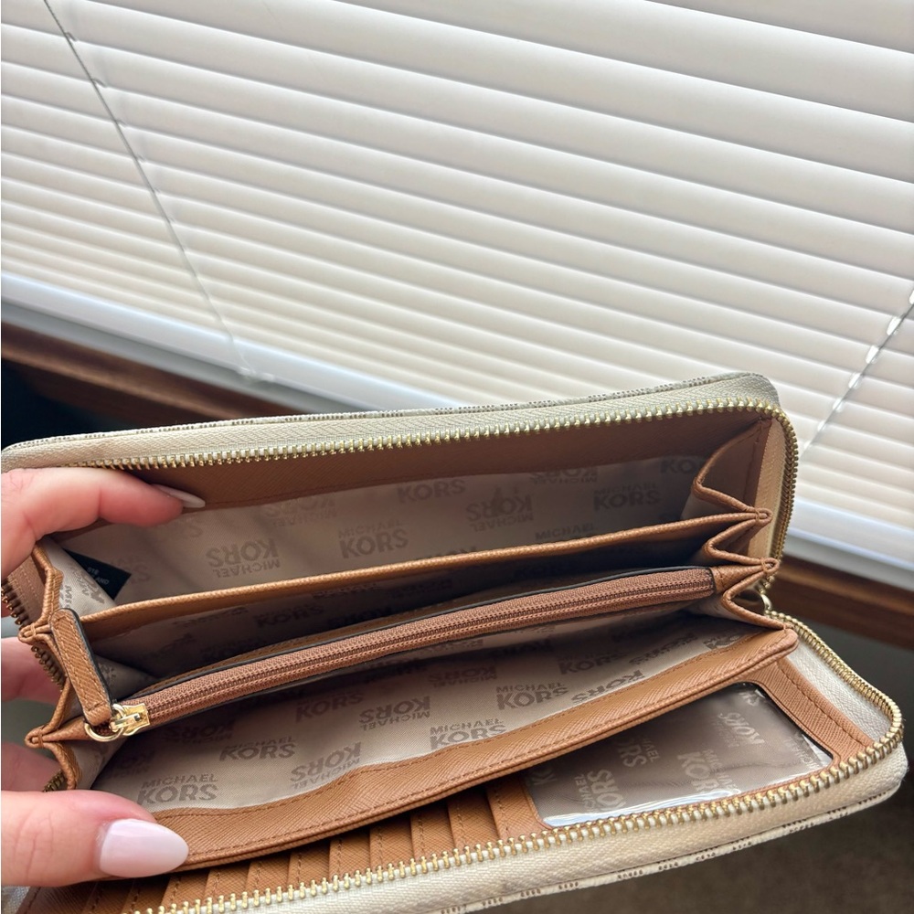 MICHAEL Michael Kors White and Gold Logo Wallet - Picture 11 of 11